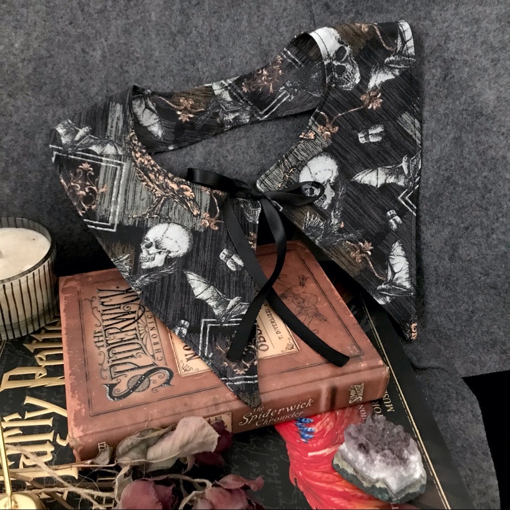 Gothic style print detachable collar
